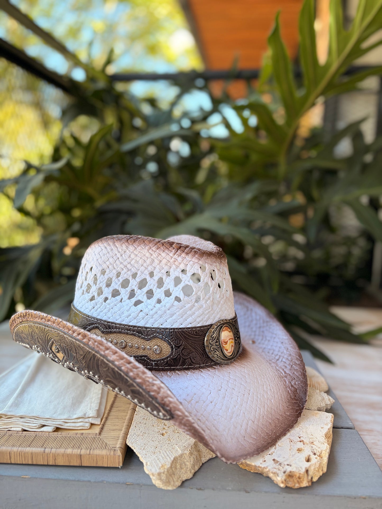 Sombrero vaquero rígido blanco apliques cuero