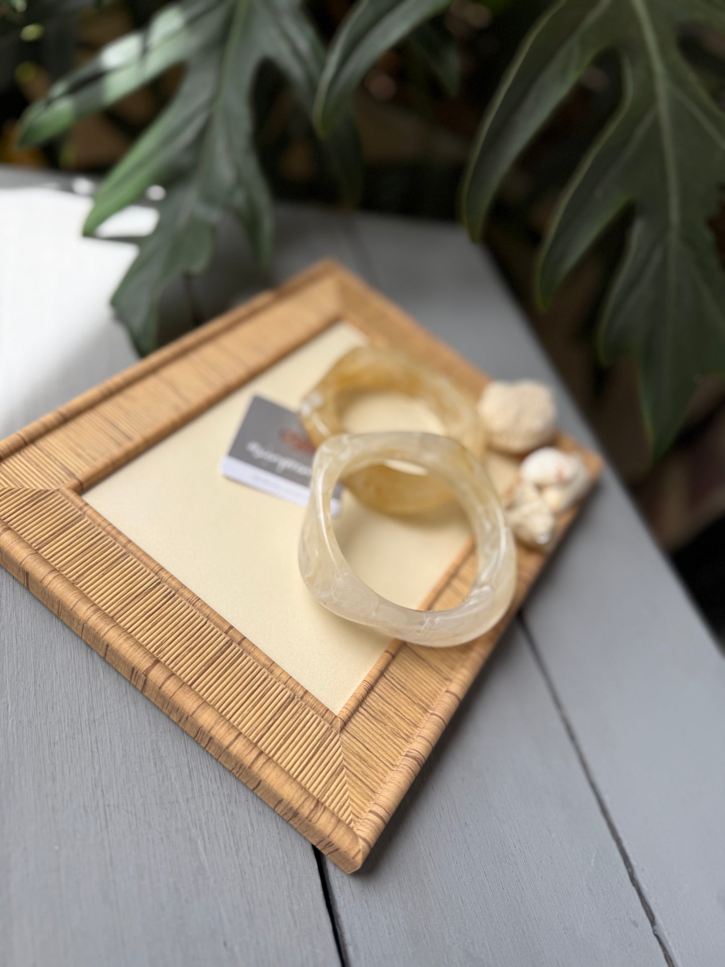 Pulsera en resina semi cuadrada