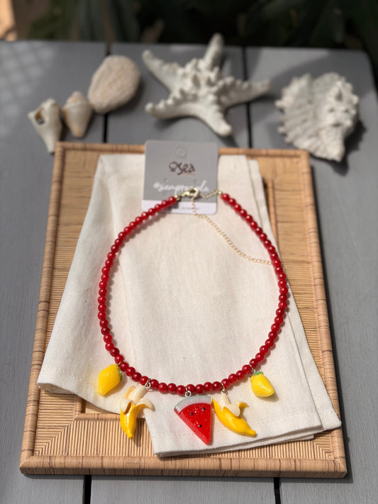 Collar perlas rojas con dijes de frutas