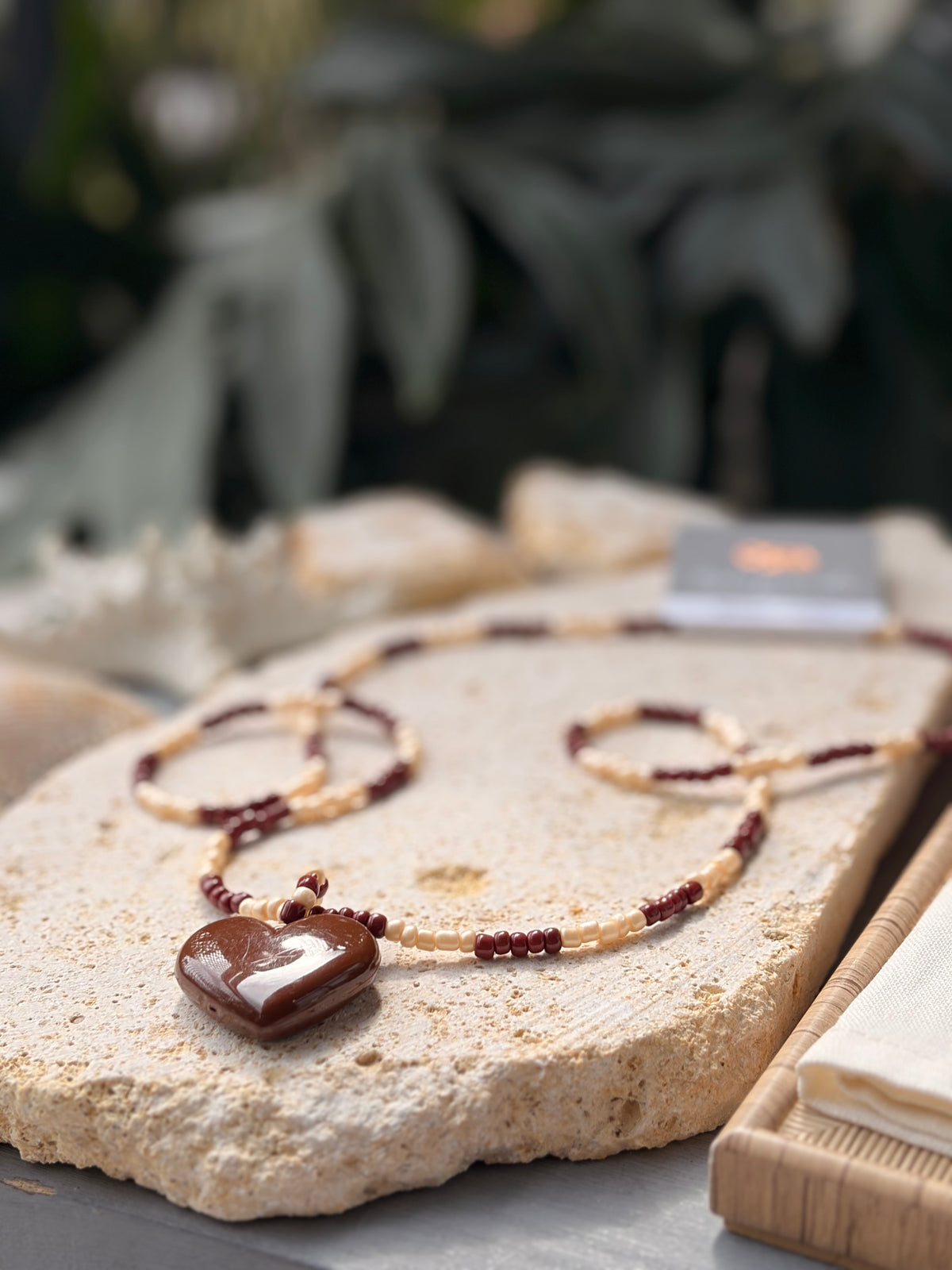 Collar largo en tonos chocolate dije corazón pasta