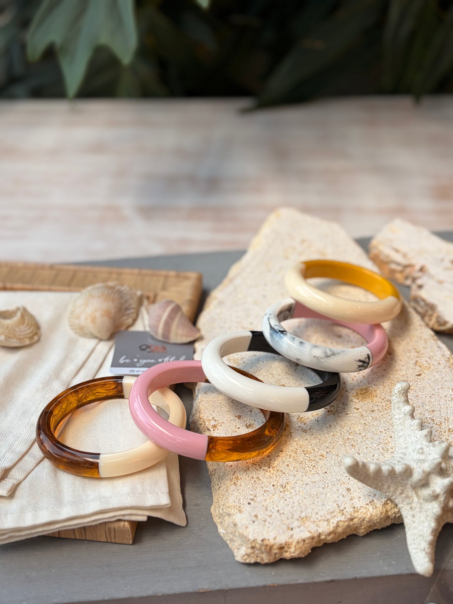 Pulsera ovalada en resina combinada