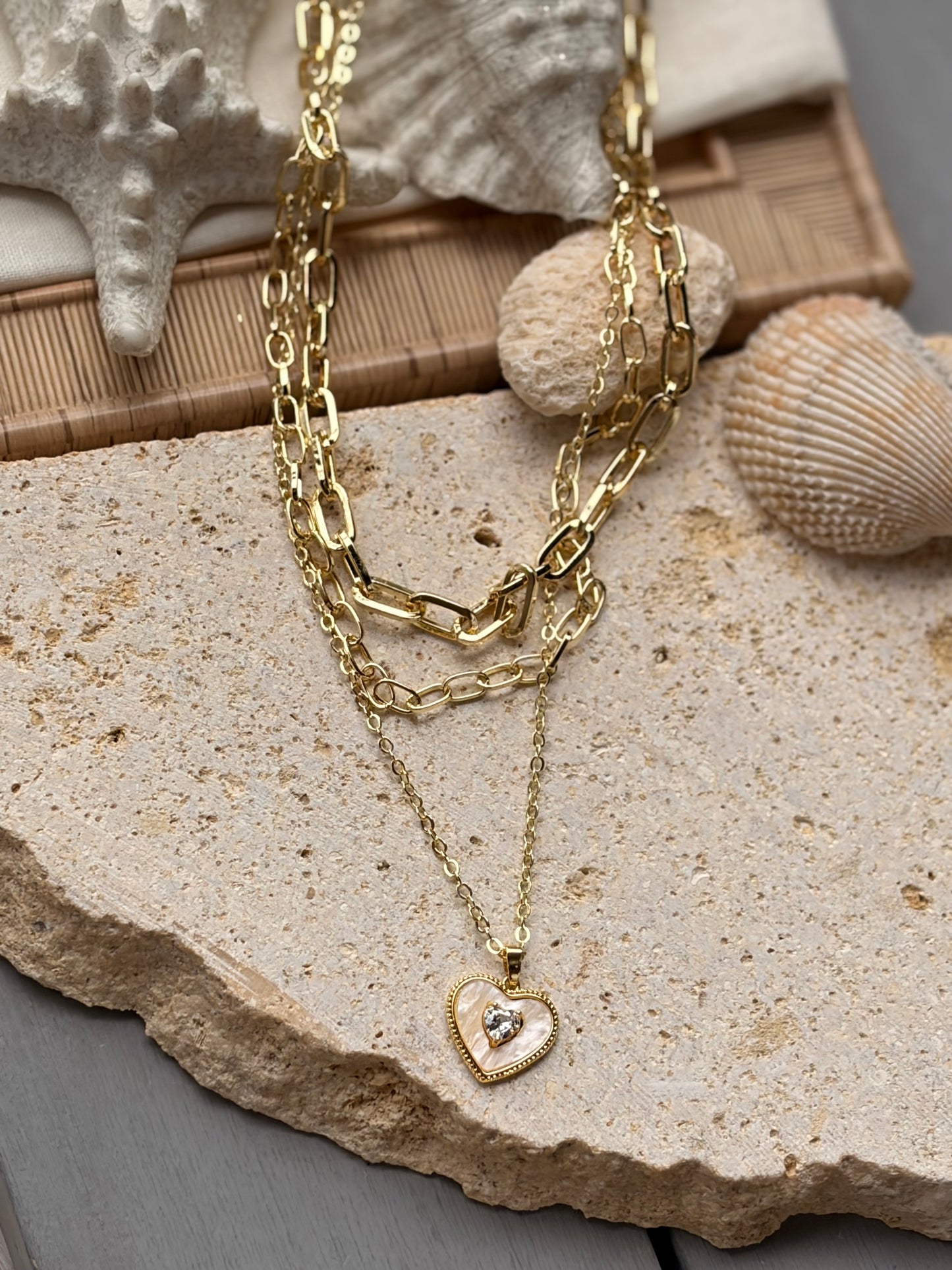 Cadena triple rodinada dije corazón nácar