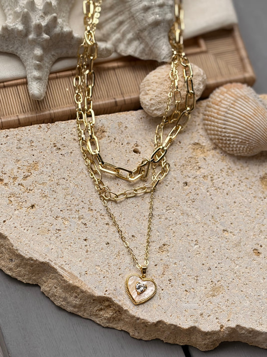 Cadena triple rodinada dije corazón nácar