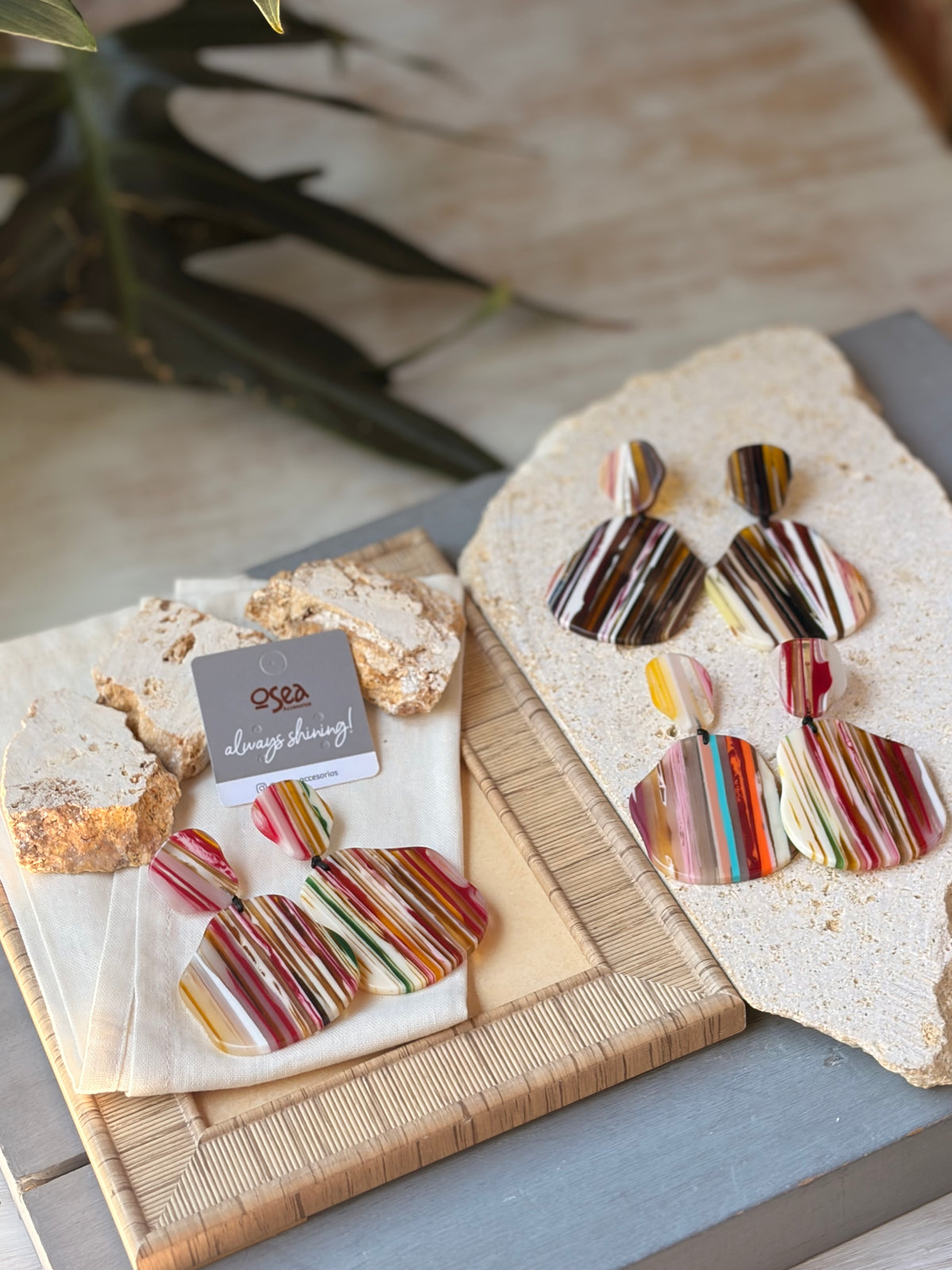 Aretes en resina forma de pera mix colores