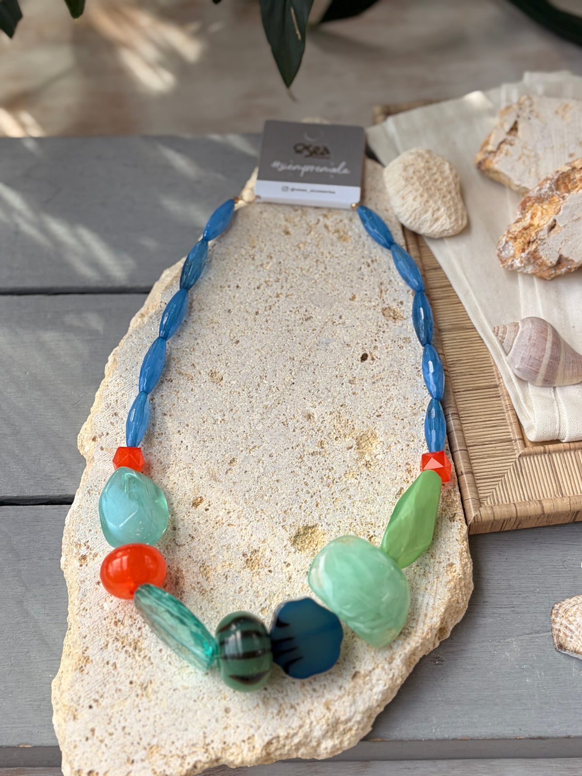 Collar resina forma piedras volcánicas