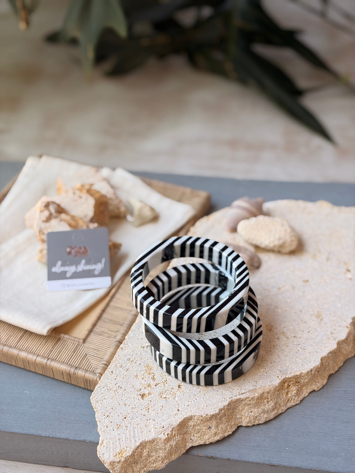 Pulsera en resina rayas blanco y negro
