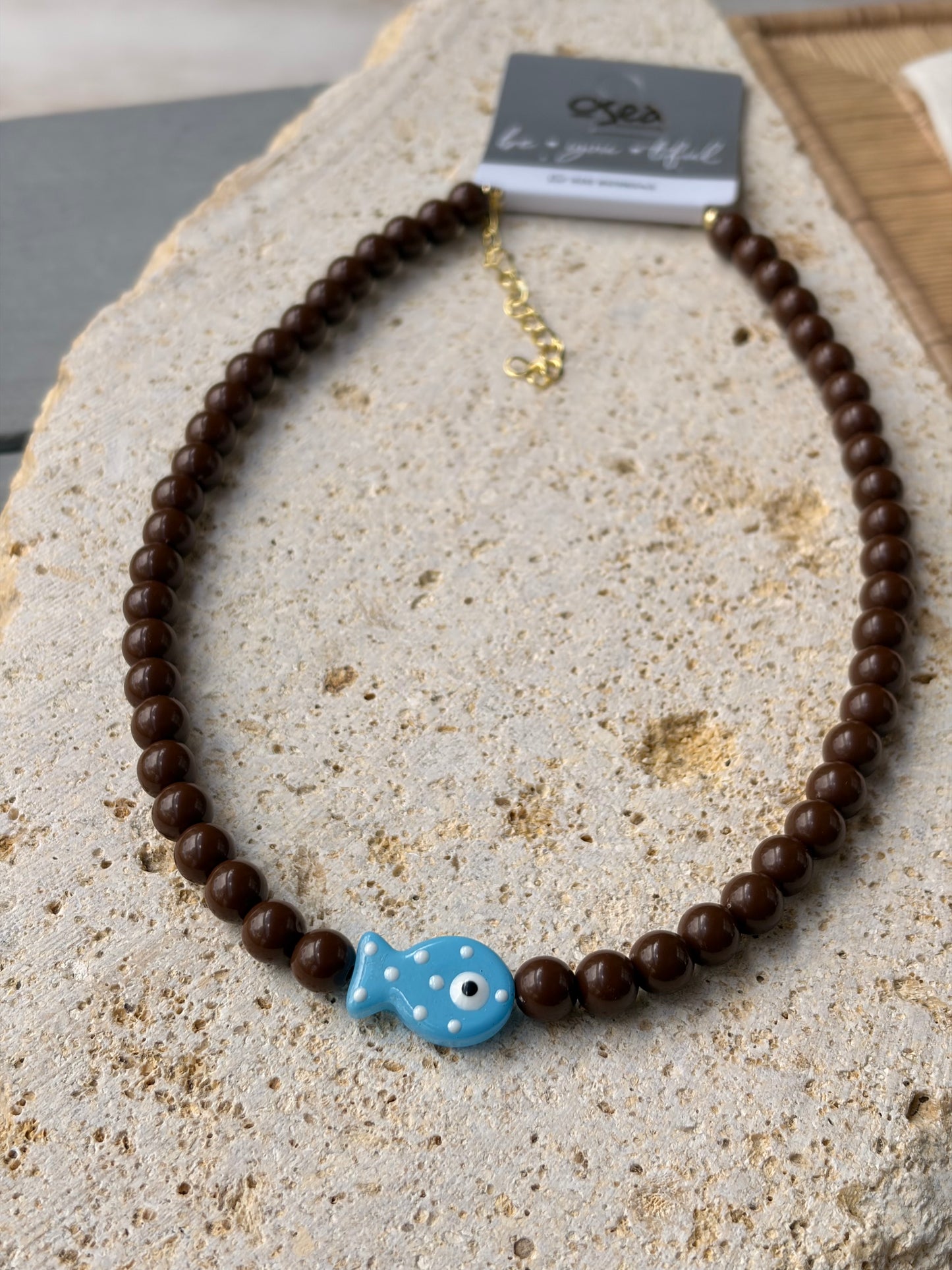 Collar de bolas pequeñas café dije pez azul