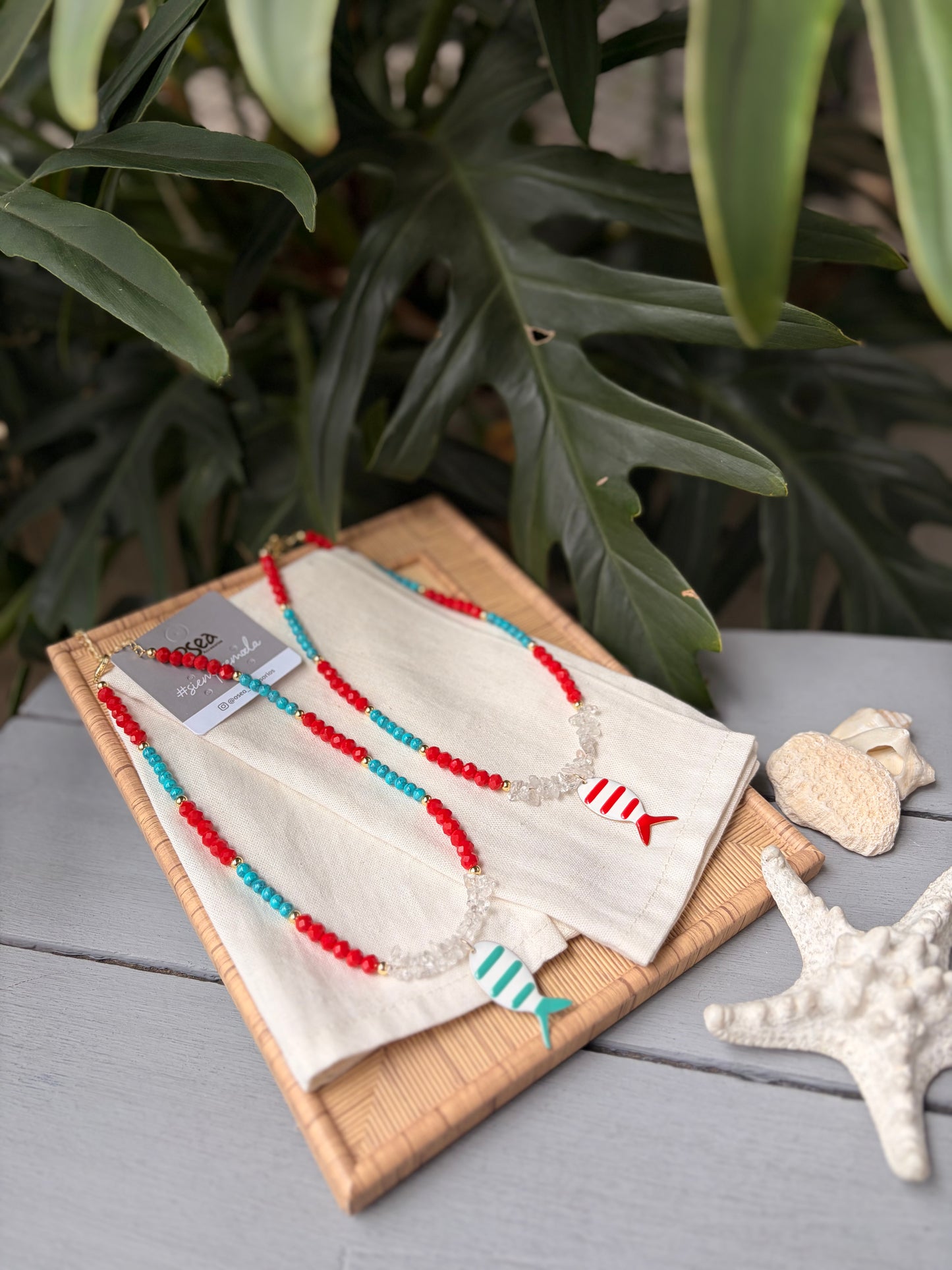 Collar playero piedras y dije pez