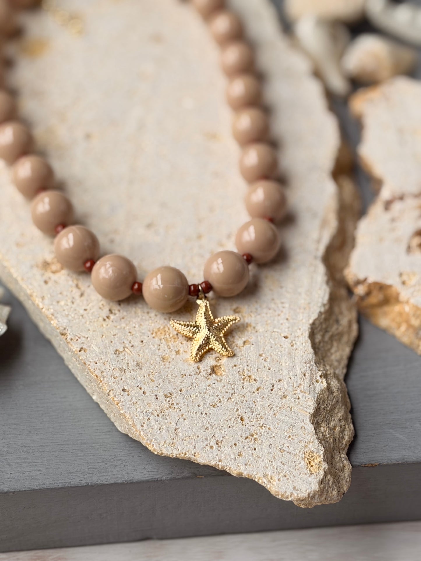 Collar bolas beige dije estrella de mar
