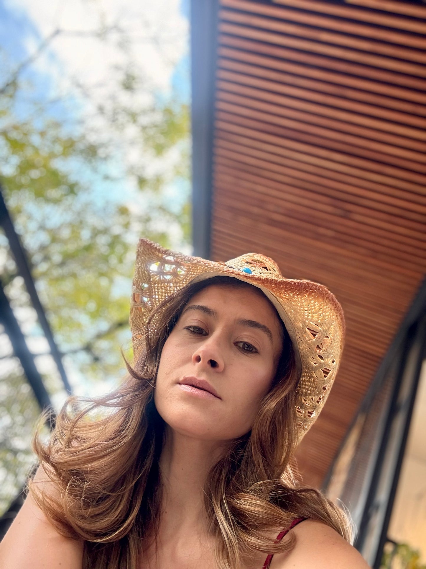 Sombrero rijido en macramé con accesorio en madera