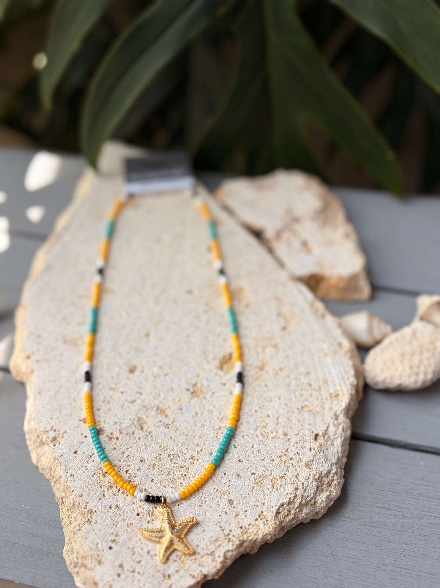 Collar mostacilla dije playero con baño en oro 24k