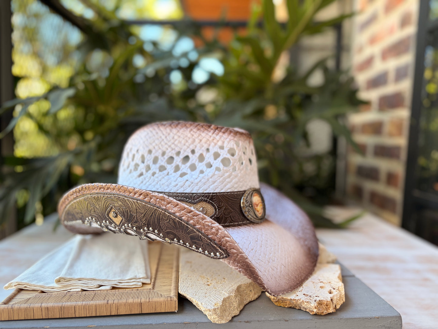 Sombrero vaquero rígido blanco apliques cuero