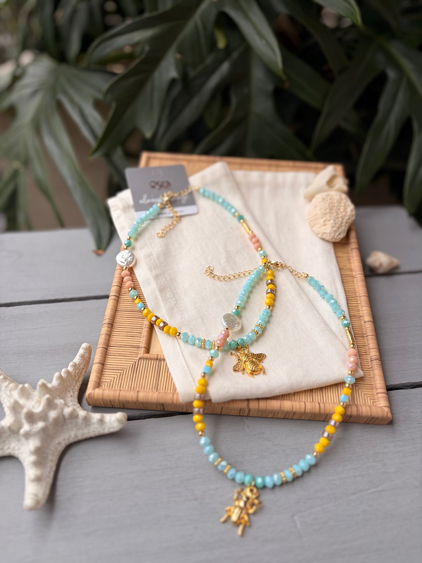 Collar piedras con dije ecarabajo o abeja en 24k