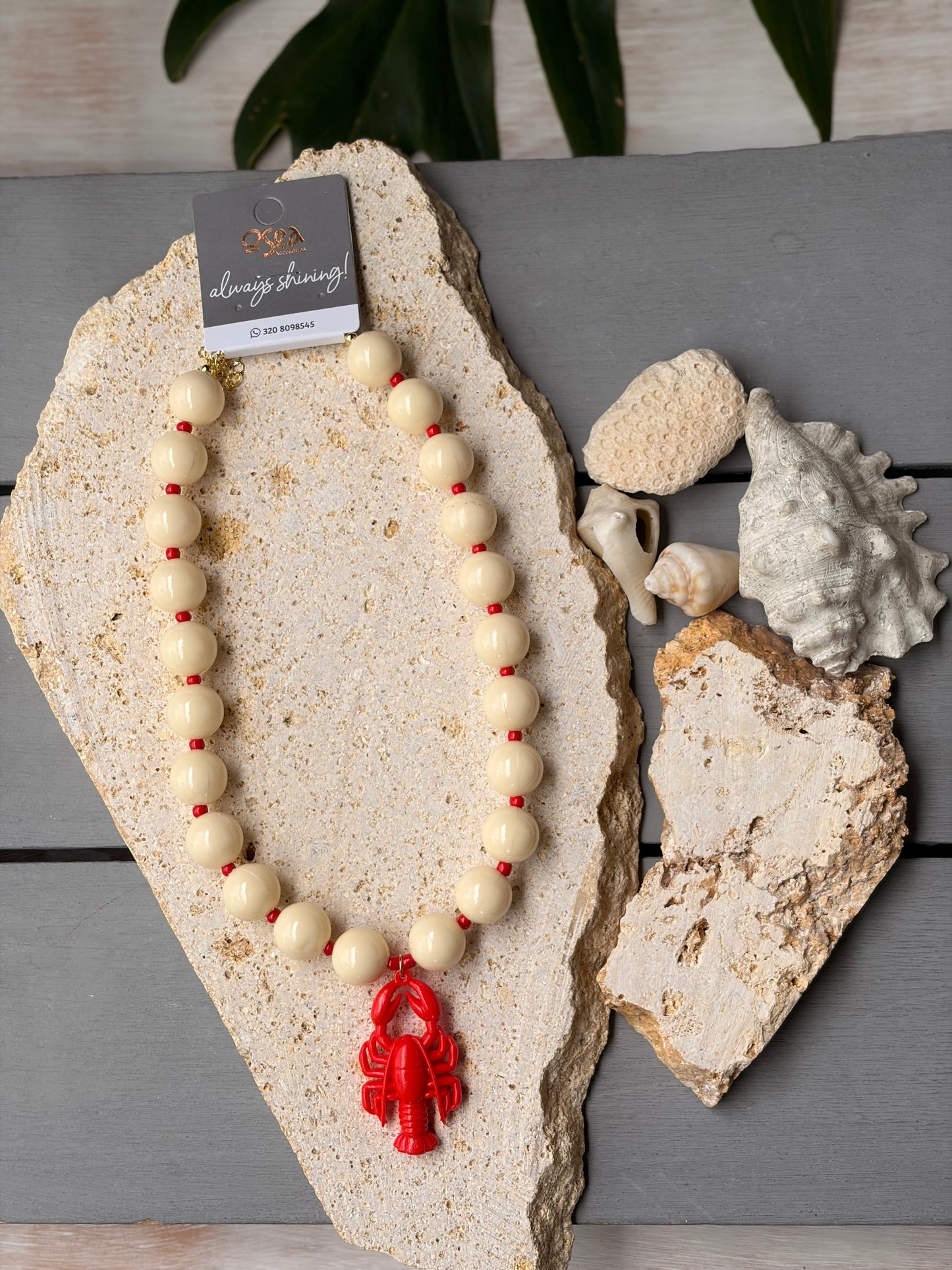 Collar bolas beige langosta roja