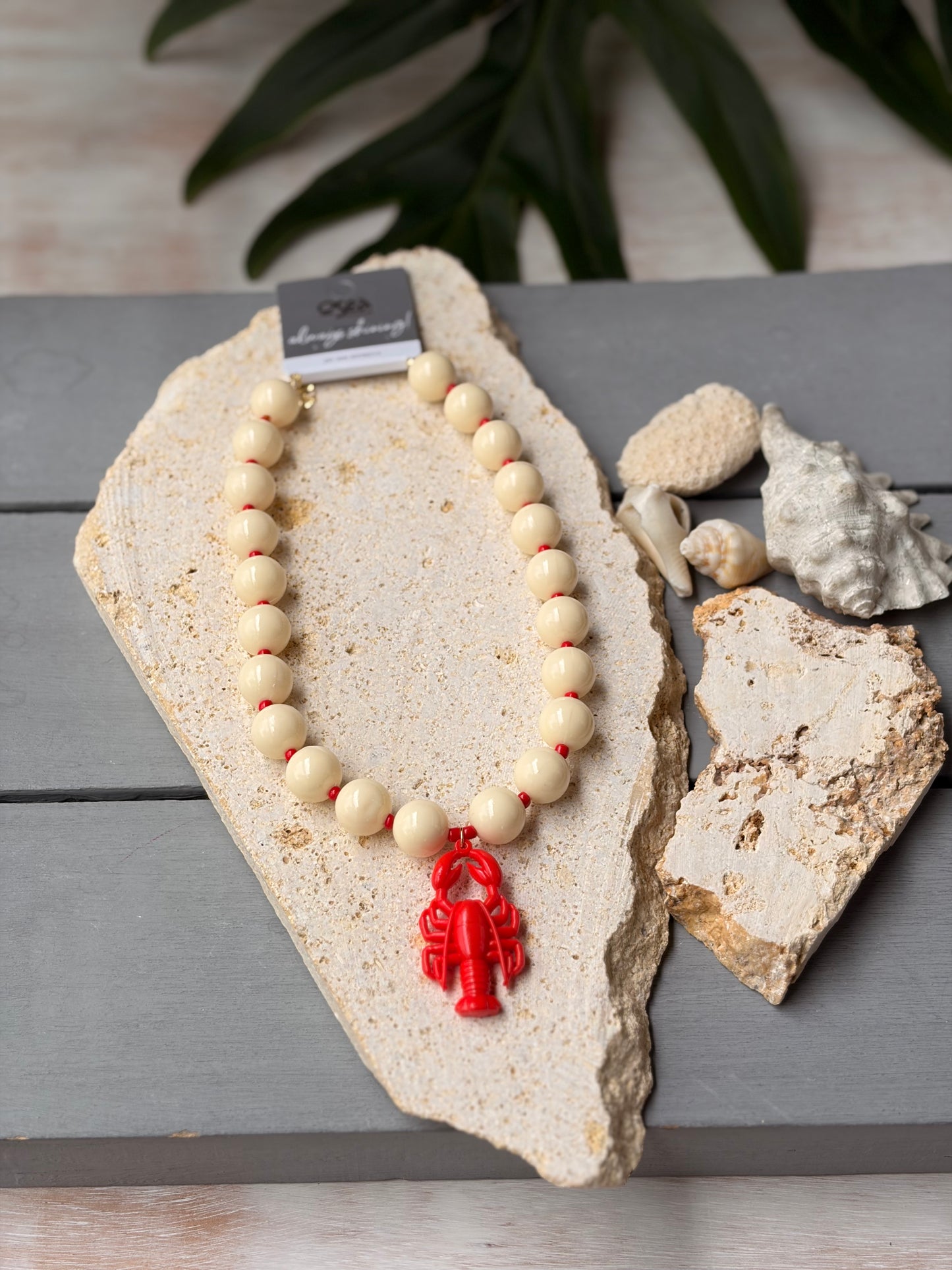 Collar bolas beige langosta roja