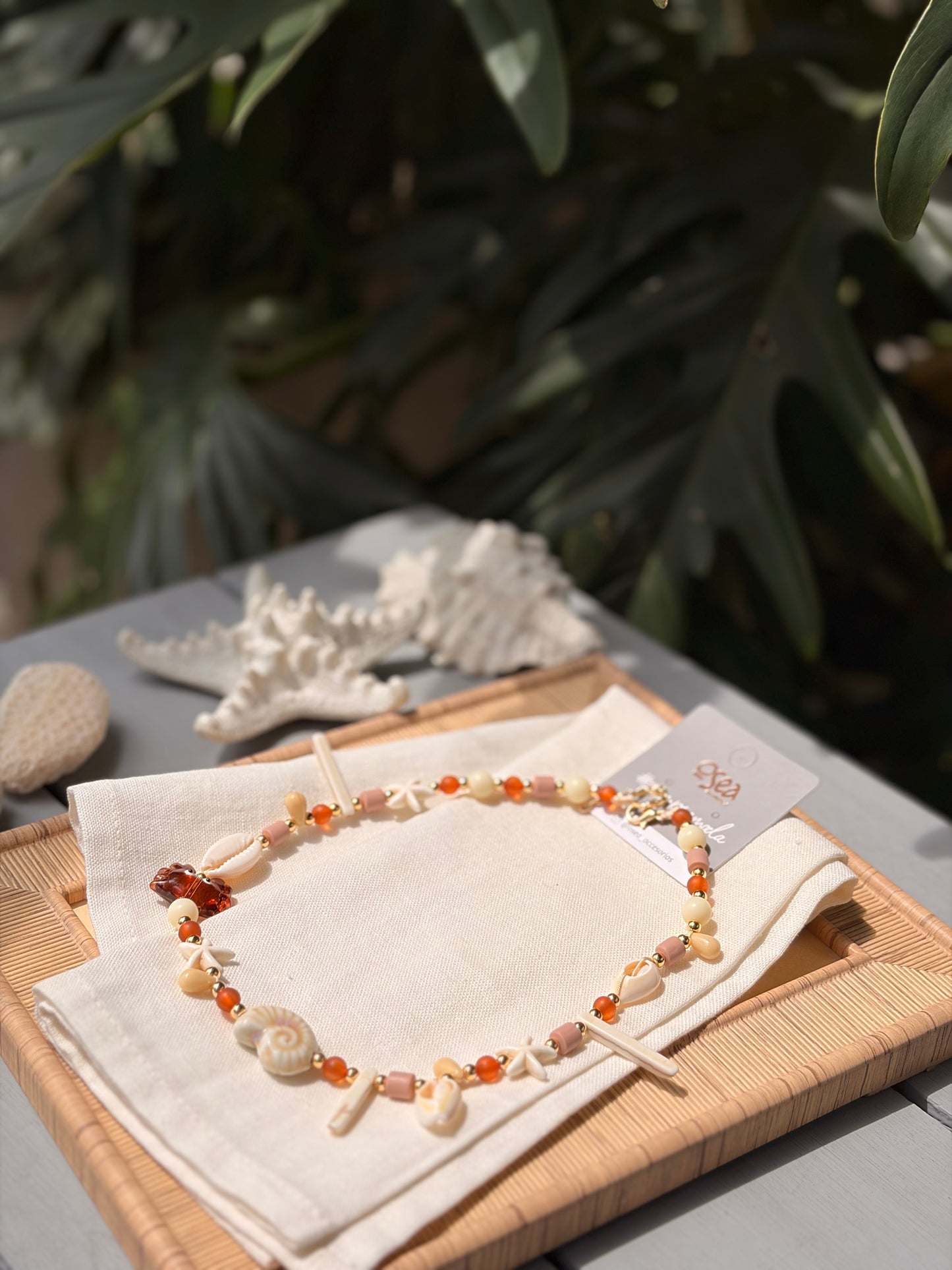 Collar corto playero conchas y estrellas tonos tierra