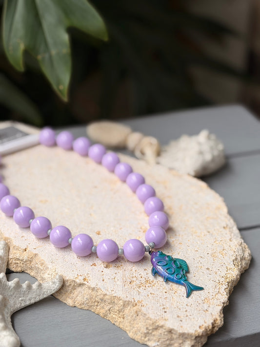 Collar de bolas lila dije pez tornasol