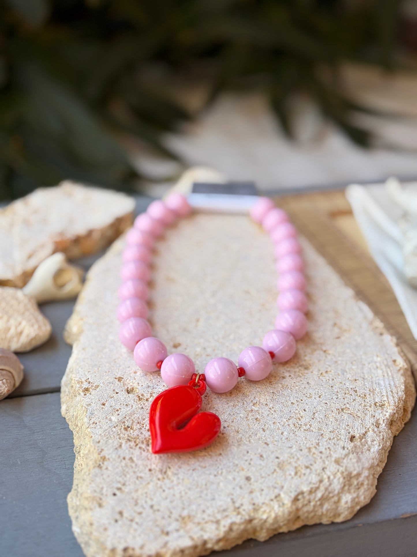 Collar bolas medianas rosadas dije corazón