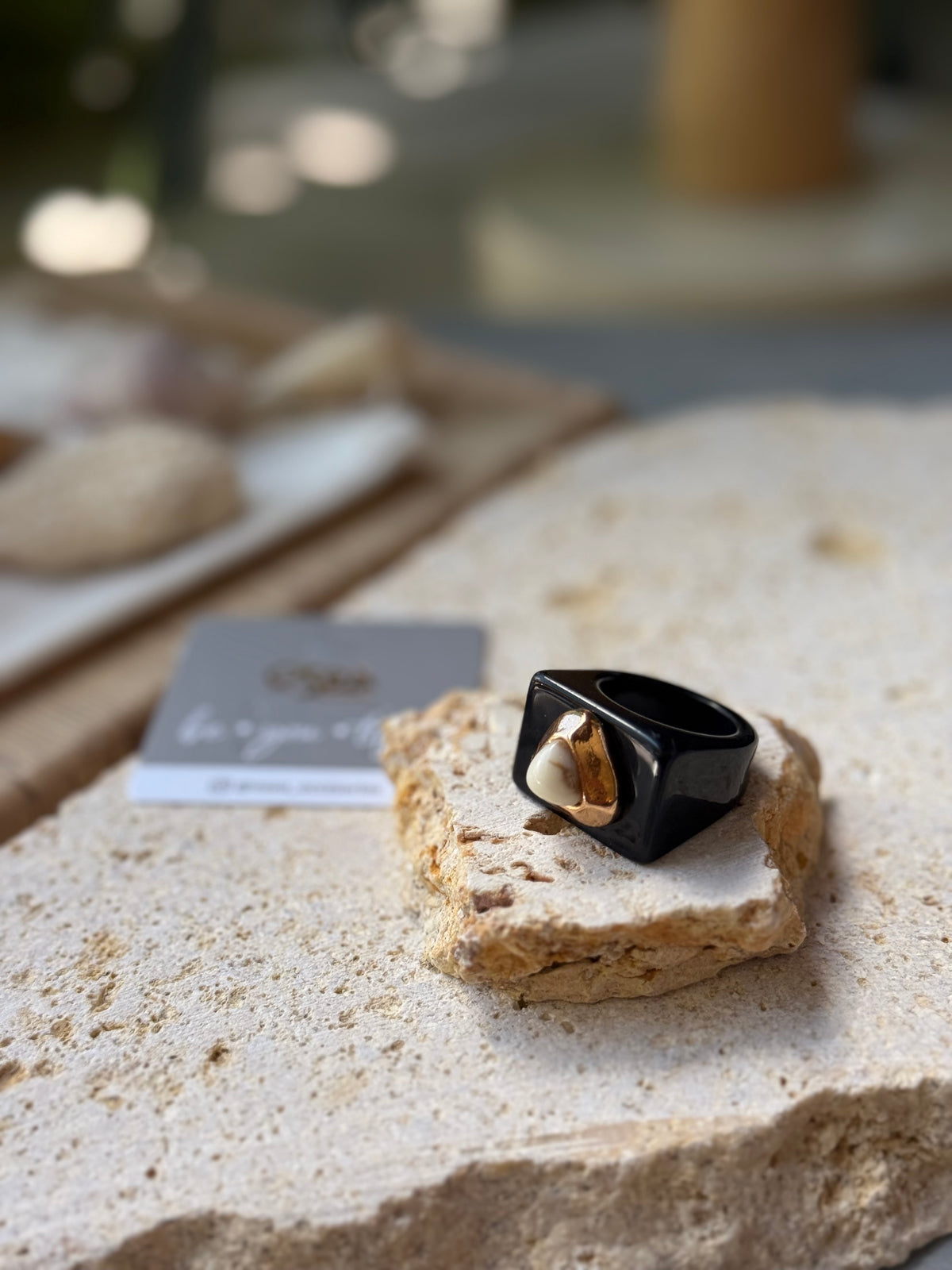 Anillo en resina rectangular colores piedra