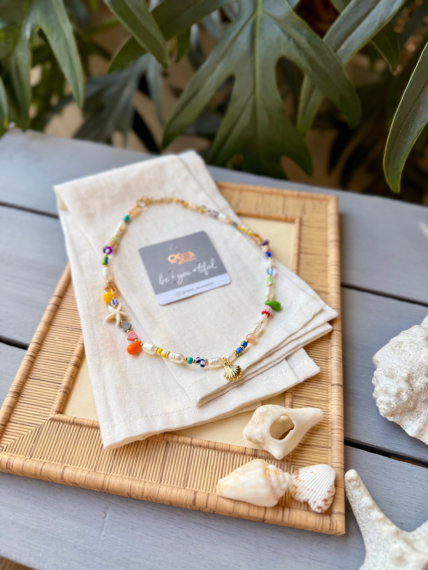 Choker en colores con dije de concha