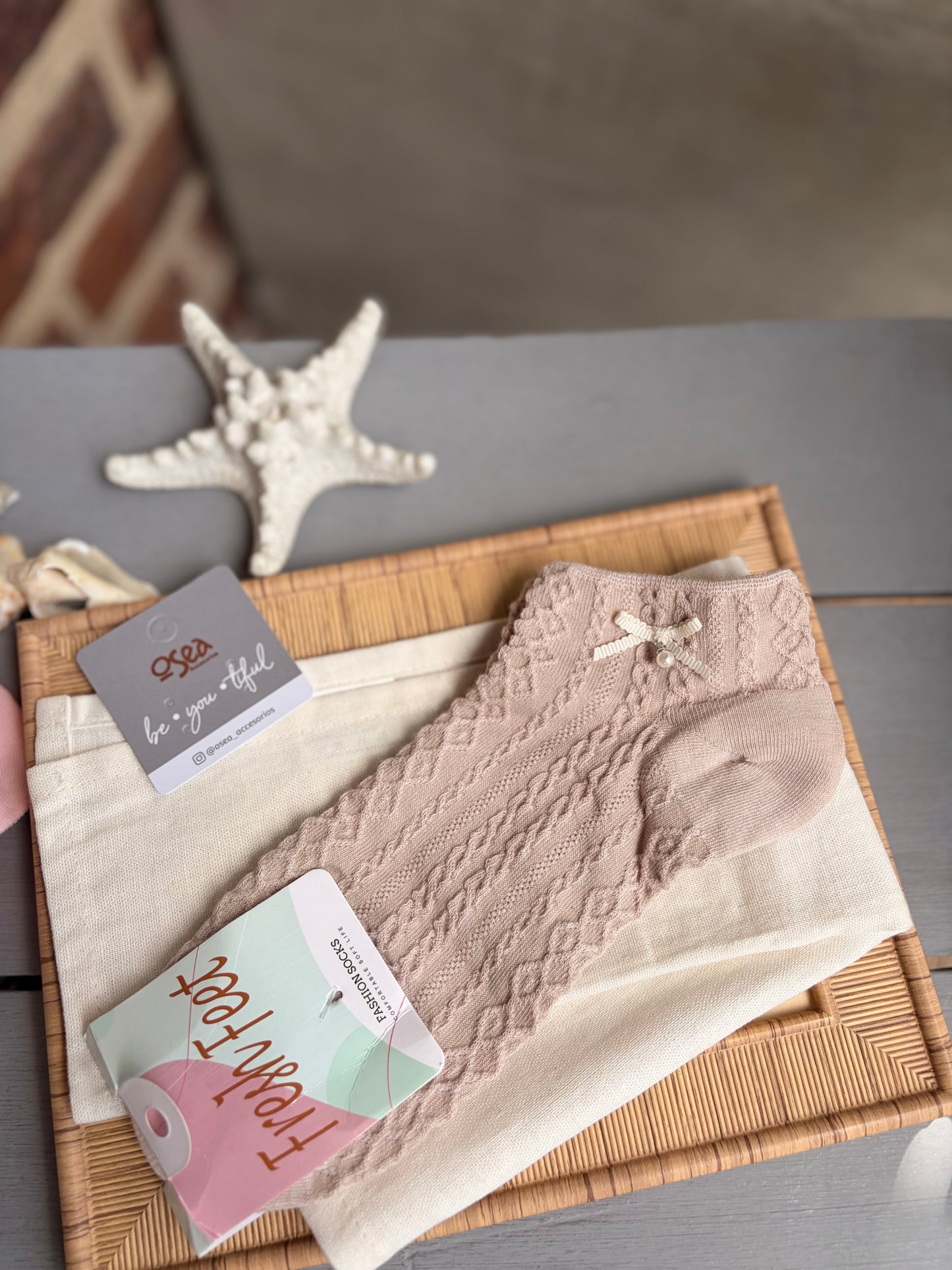 Medias cortas tejidas con mini moño