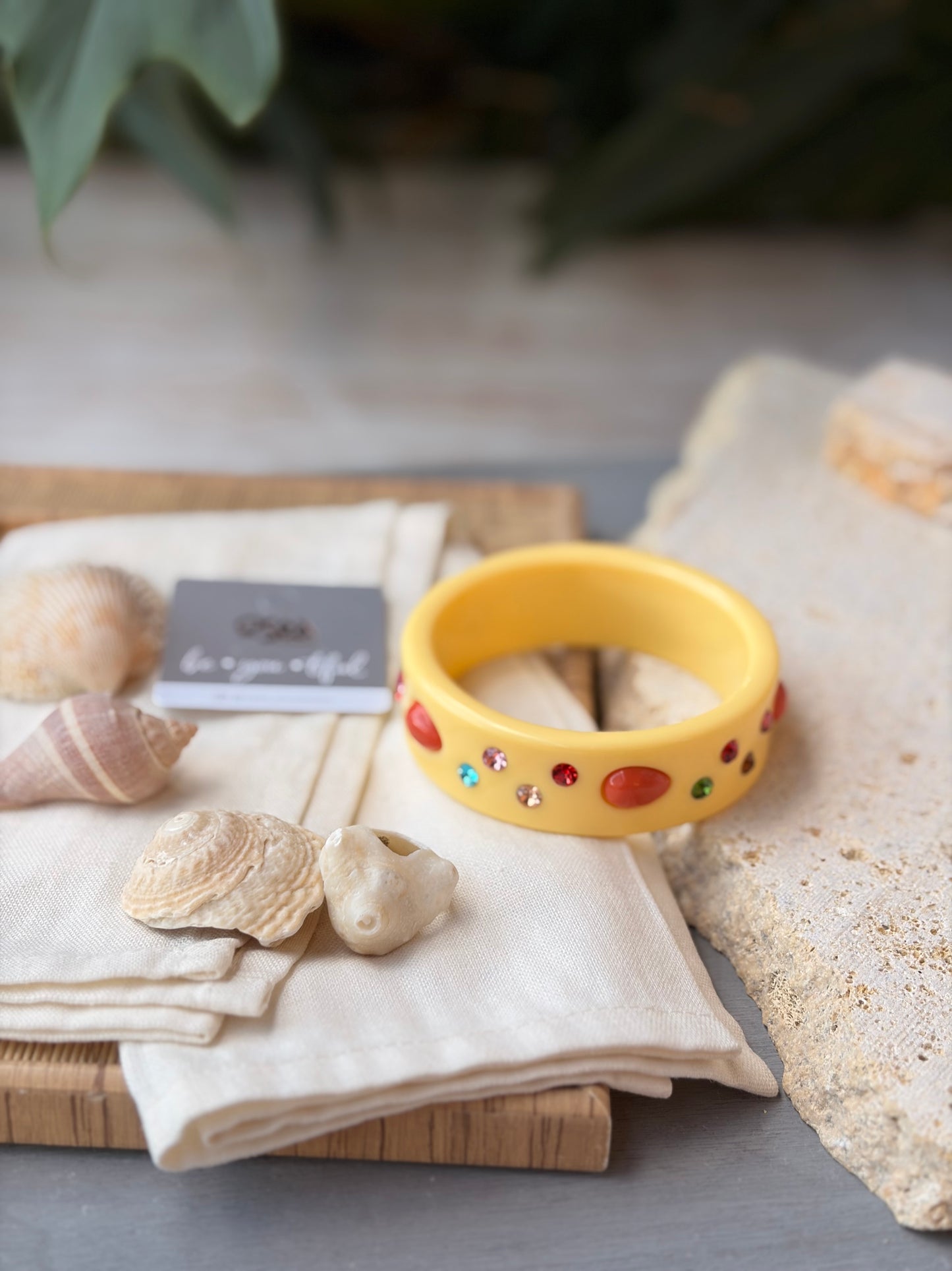 Pulsera en resina con piedras de colores