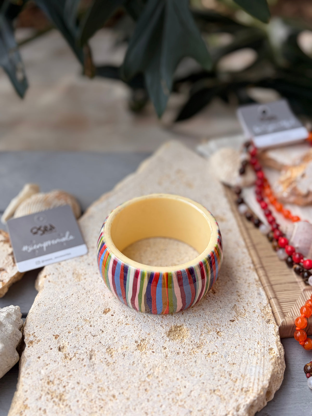 Pulsera ancha en resina multicolor