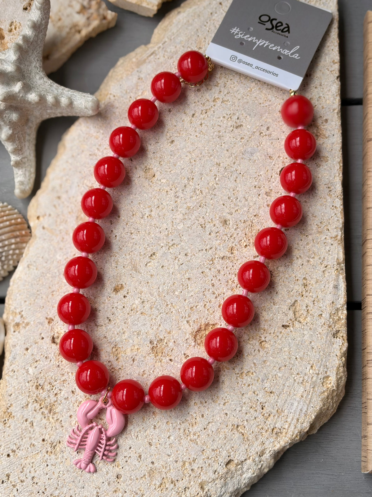 Collar bolas rojas dije langosta rosada esmaltada