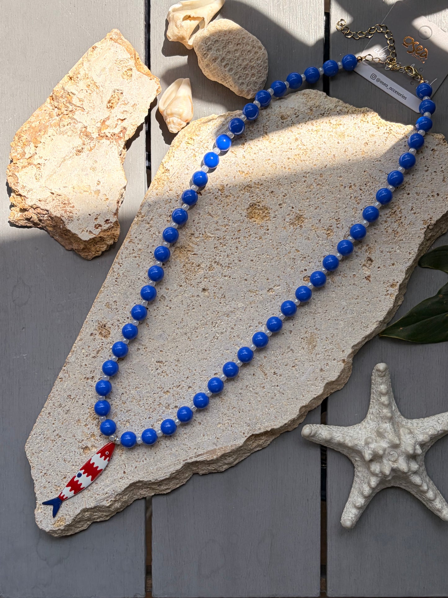 Collar bolas azules mostacillas dije pez