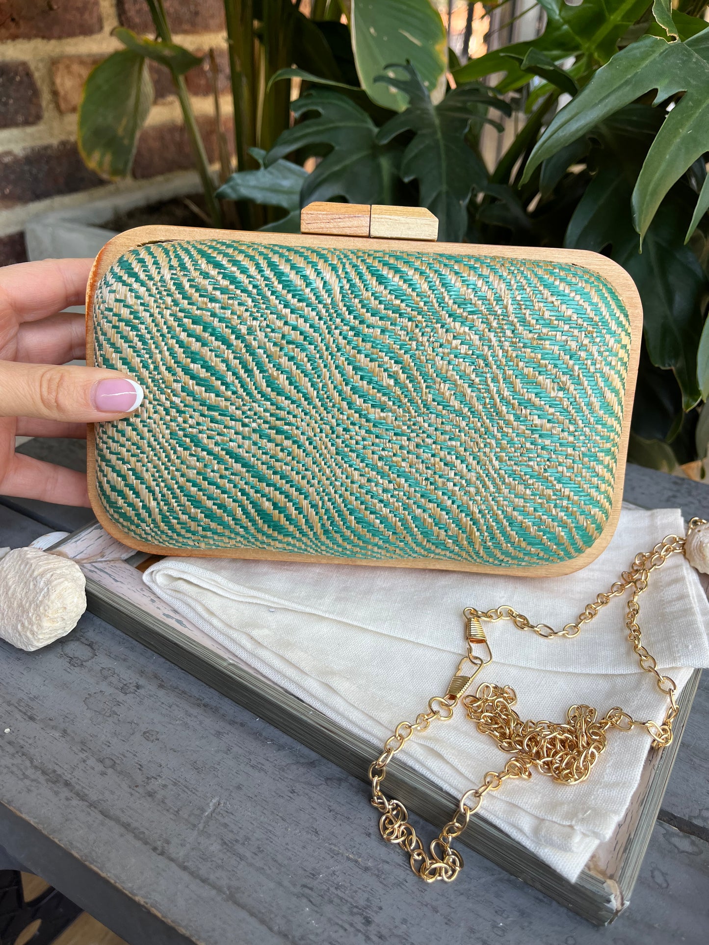 Cartera con borde en madera