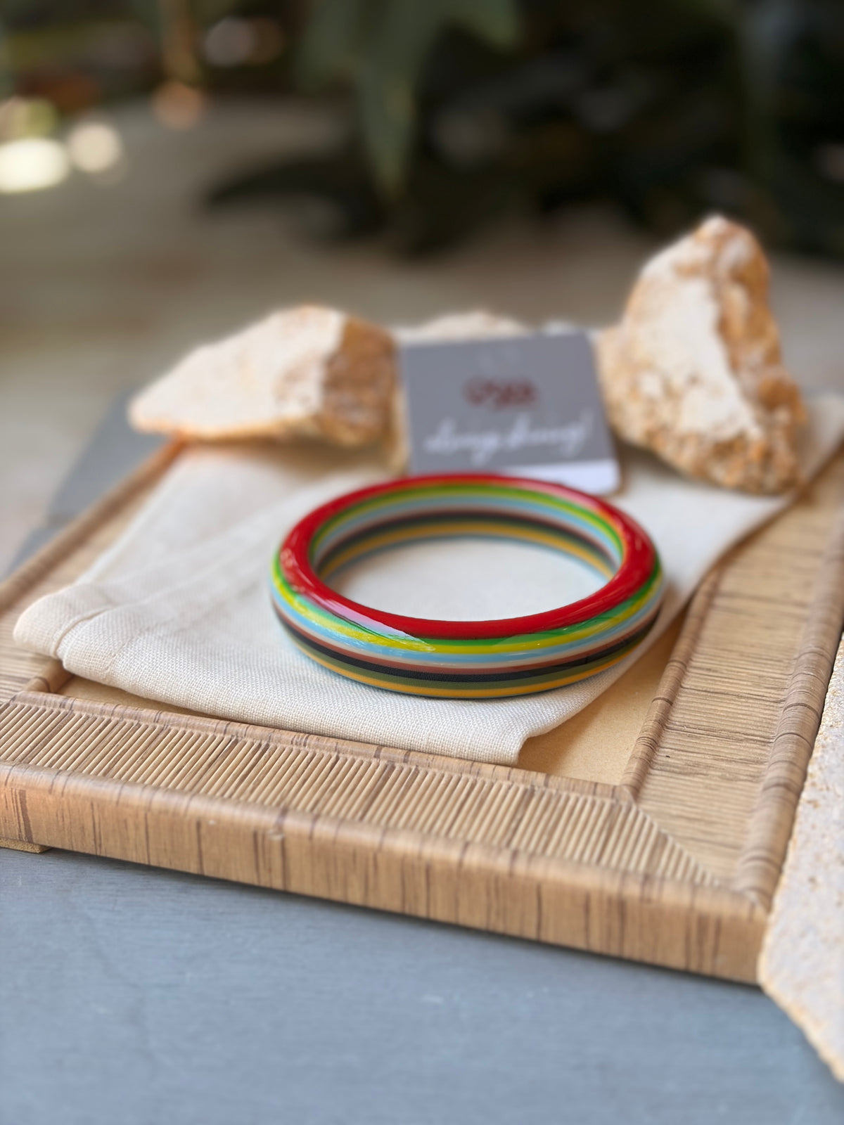 Pulsera en resina multicolor