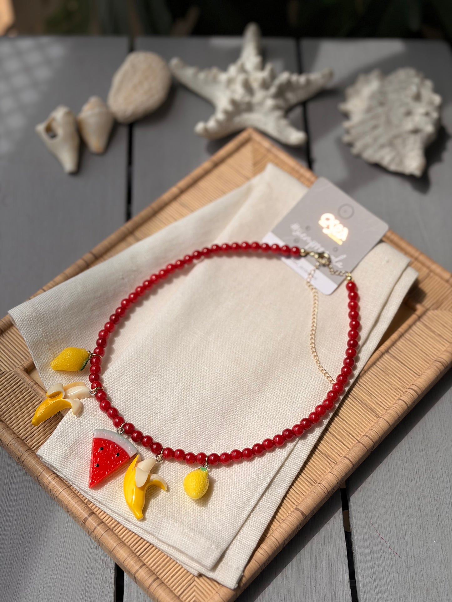 Collar perlas rojas con dijes de frutas