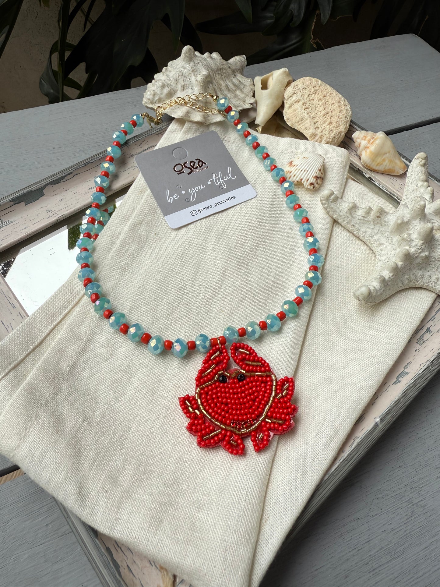 Collar corto en piedras con dije de cangrejo tejido 🦀