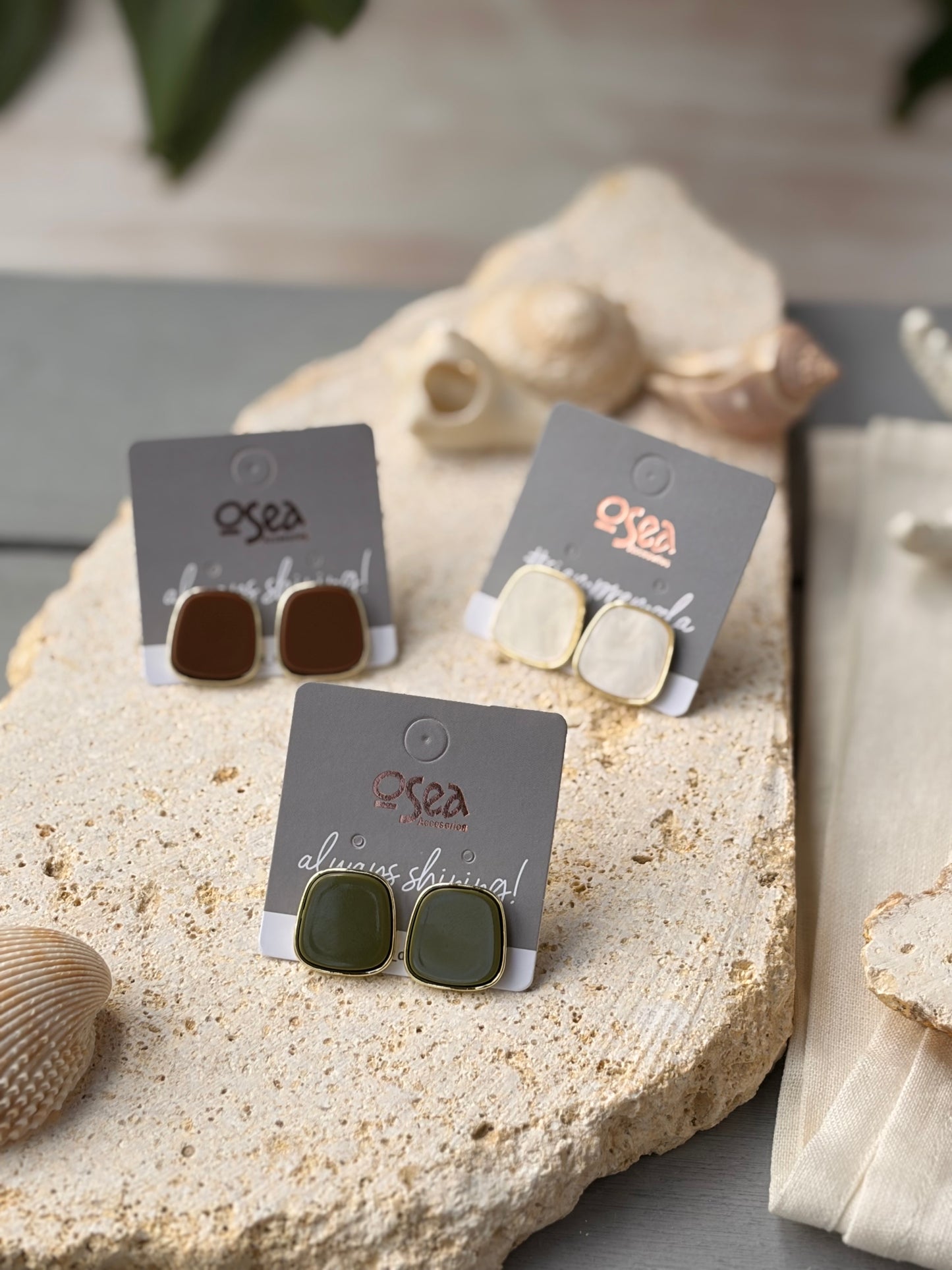 Aretes semi cuadrados rodinados esmaltados
