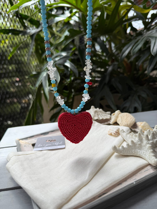 Collar corto piedras y dije  de corazón en mostacilla