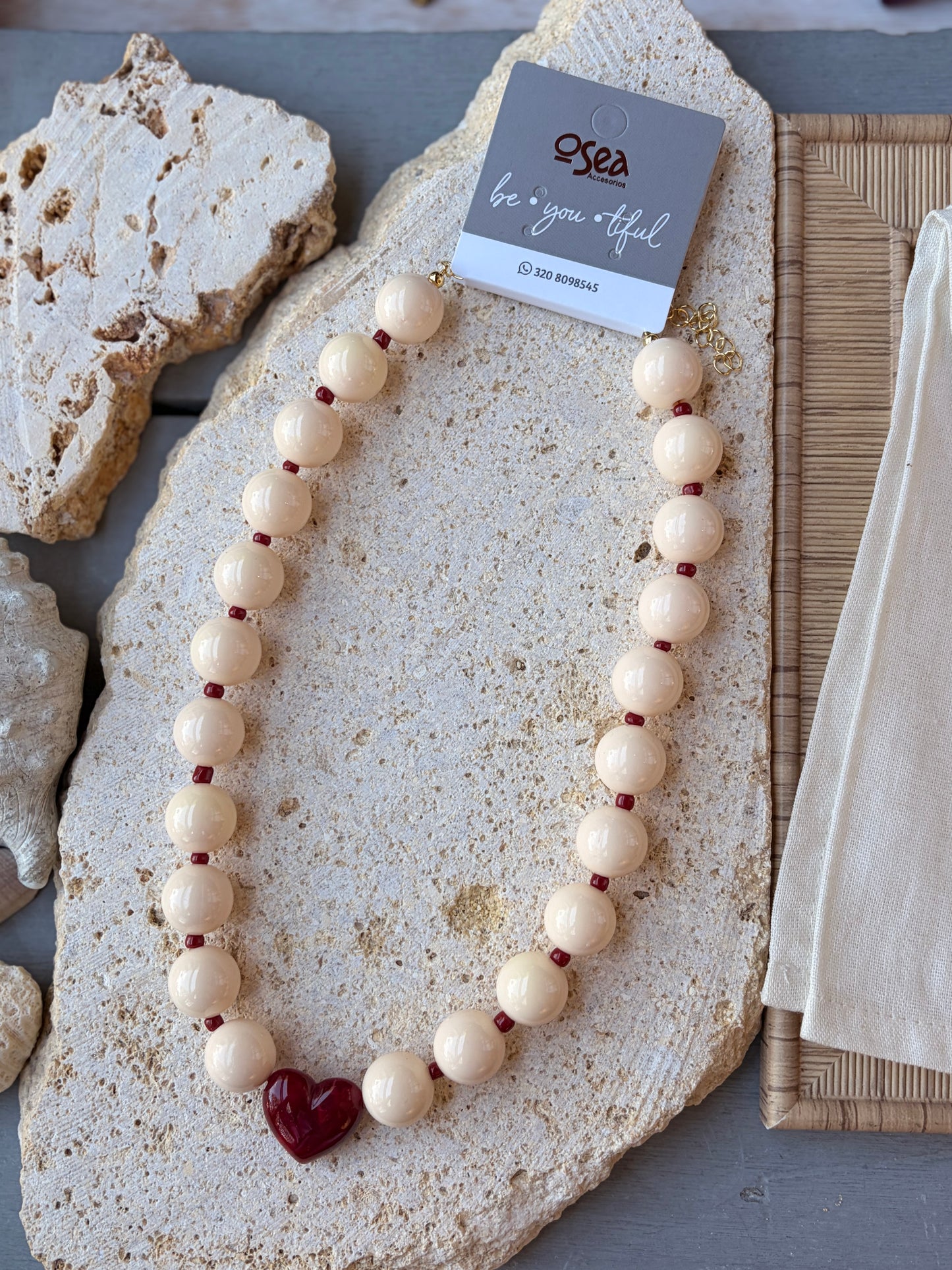 Collar bolas beige claro corazón degradé