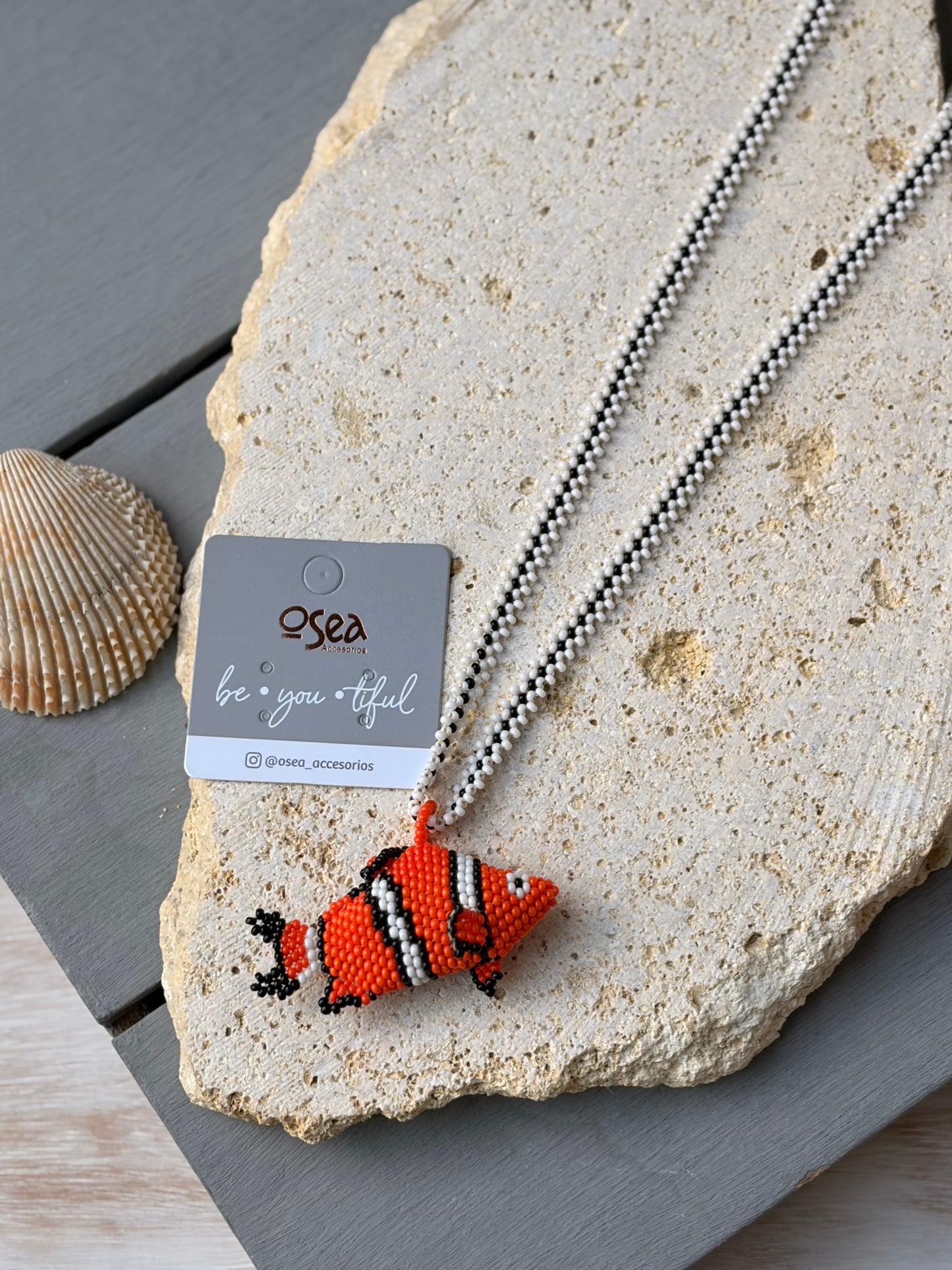 Collar largo tejido pez payaso 3D