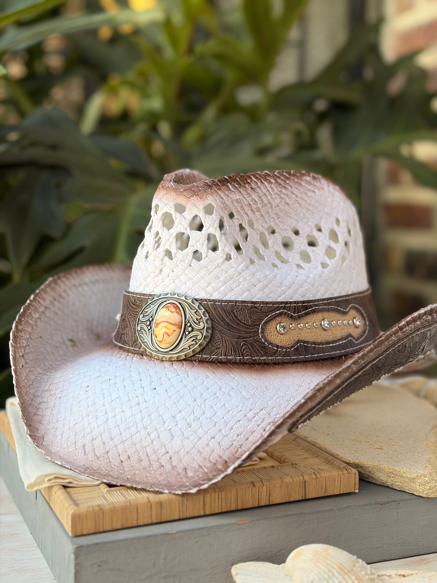 Sombrero vaquero rígido blanco apliques cuero