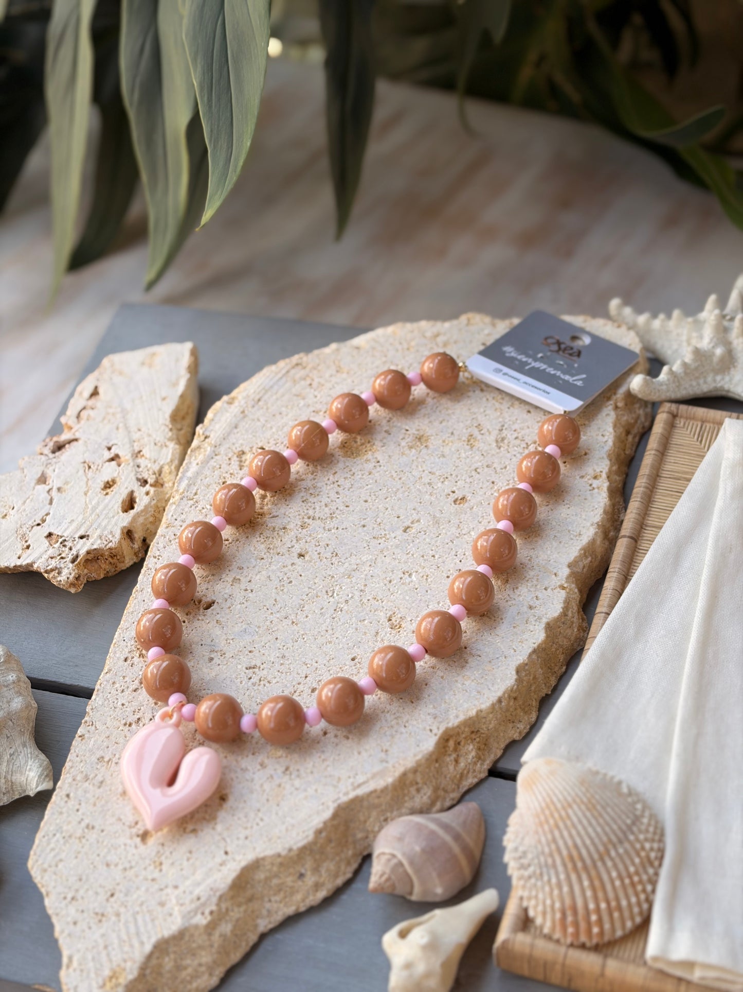 Collar bolas corazón rosado