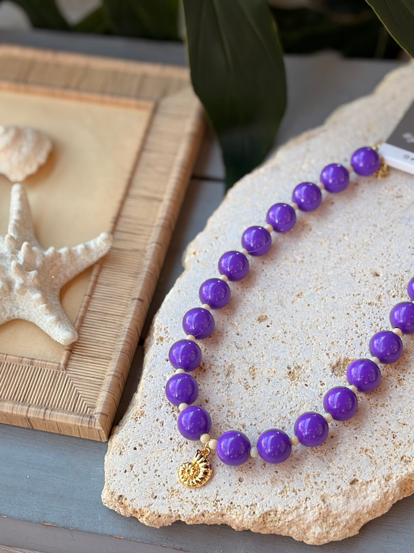 Collar de bolas morado dije concha de mar 24k