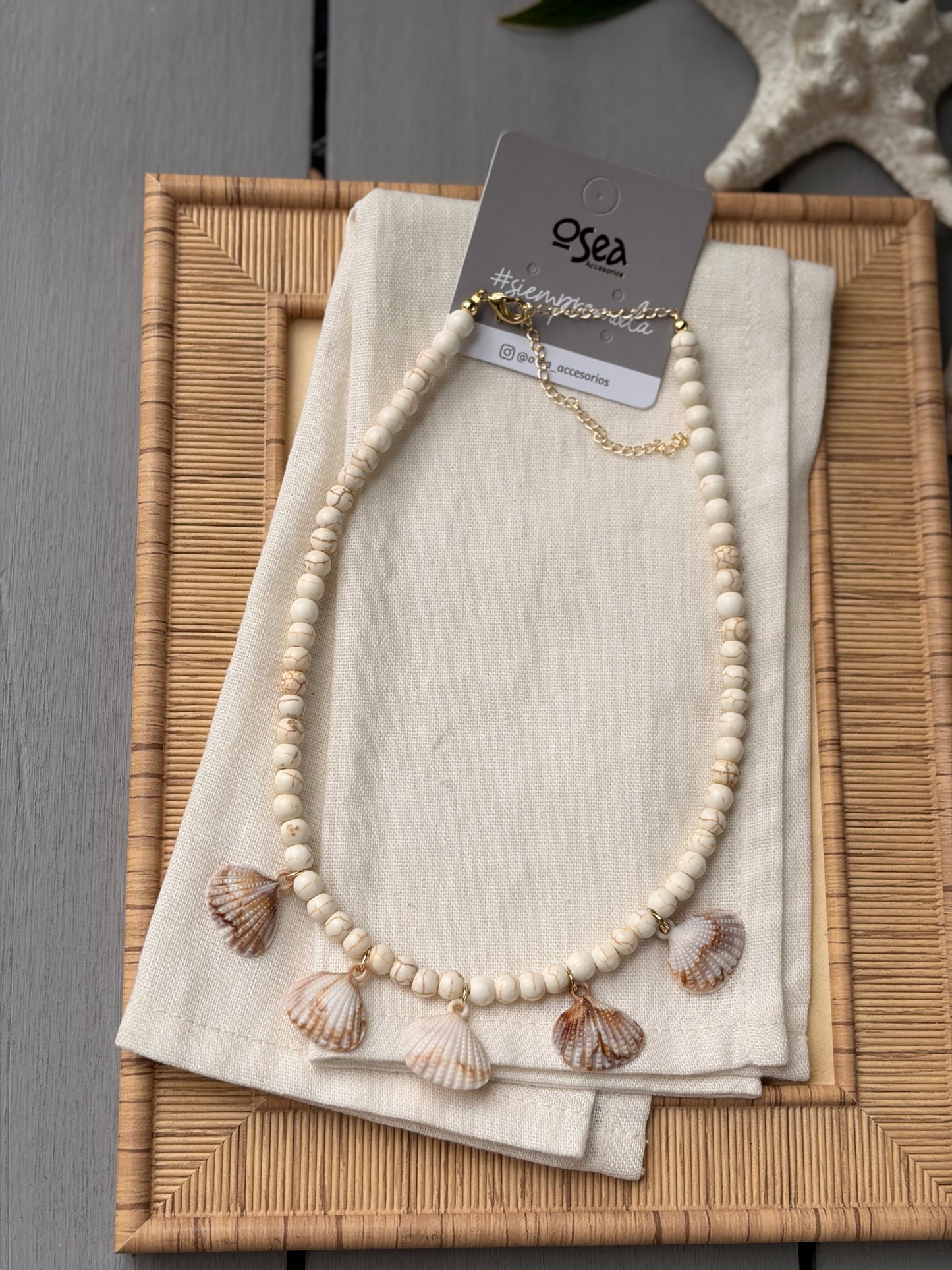 Collar piedras y conchas playa
