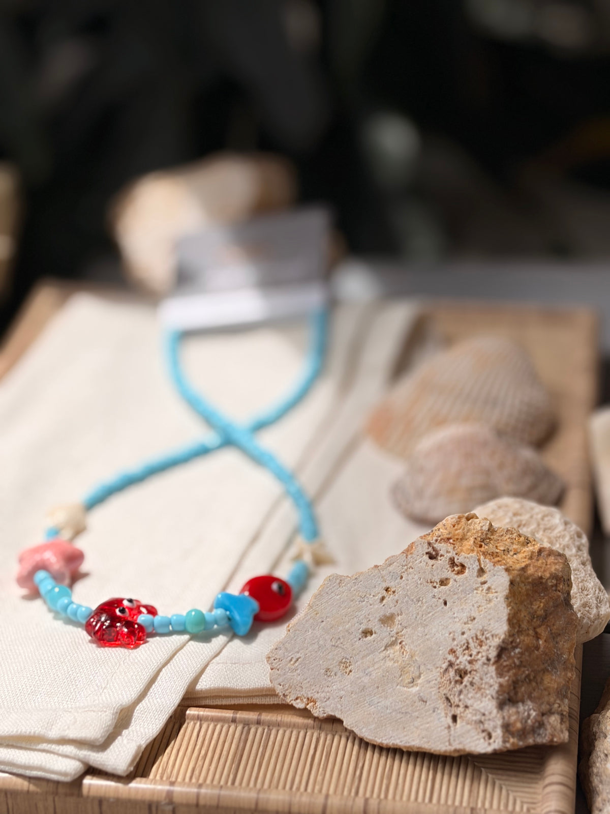 Collar chaquiras azul turquesa y dijes mar