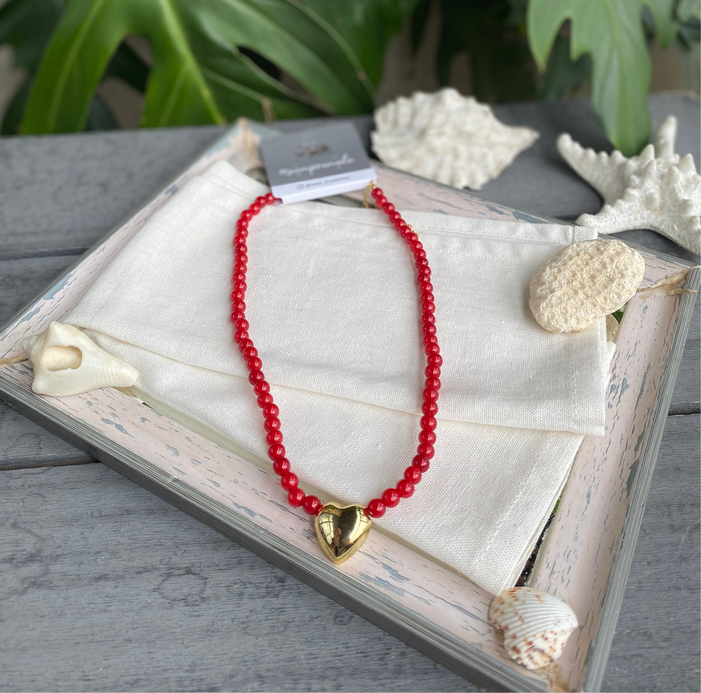 Collar perlas rojas dije corazón rodinado