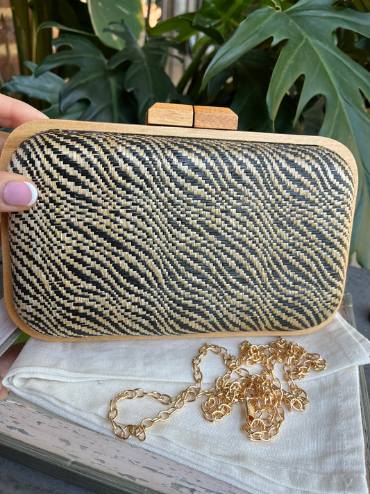 Cartera con borde en madera