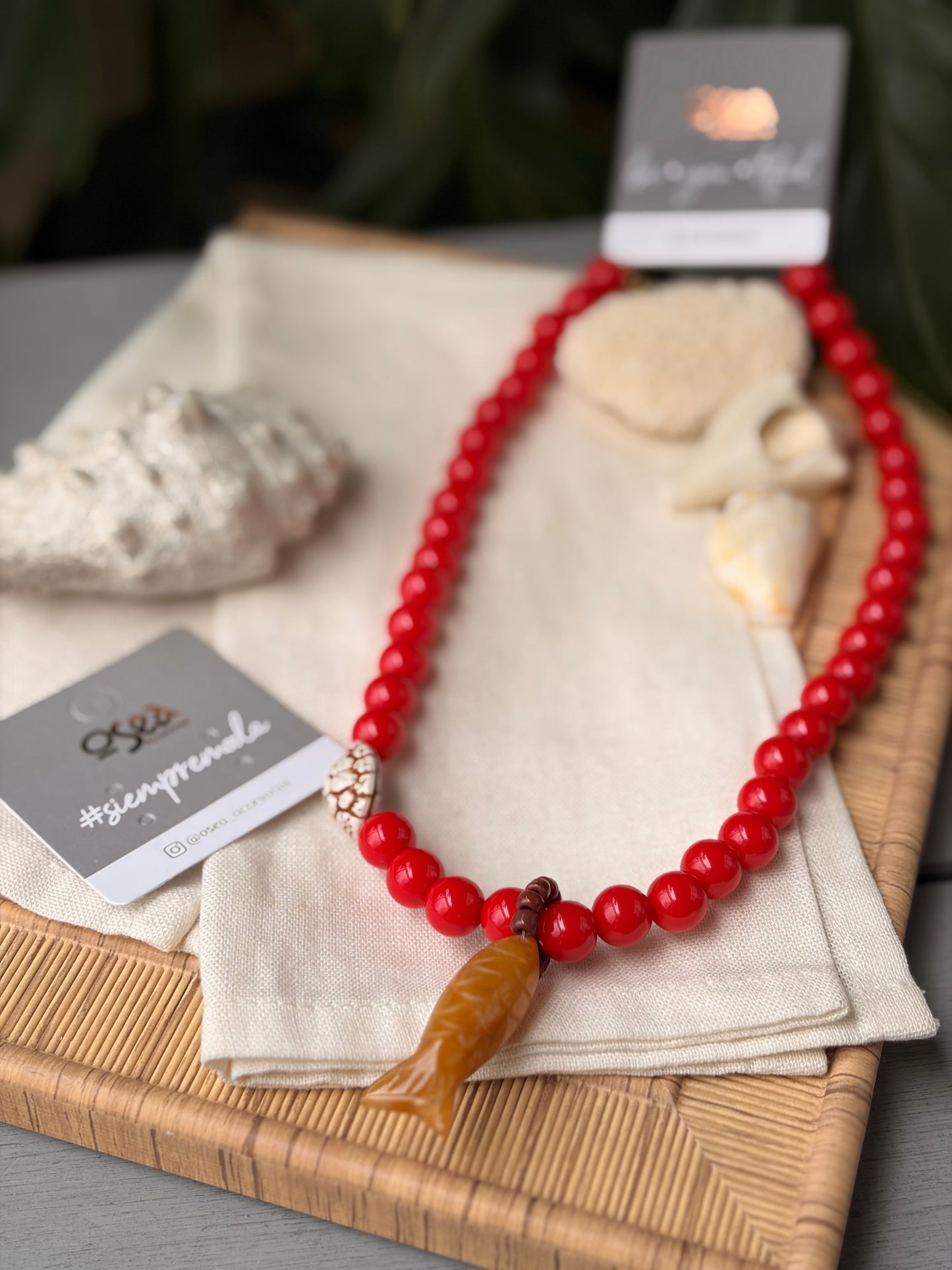 Collar bolas rojas dije pez en piedra natural