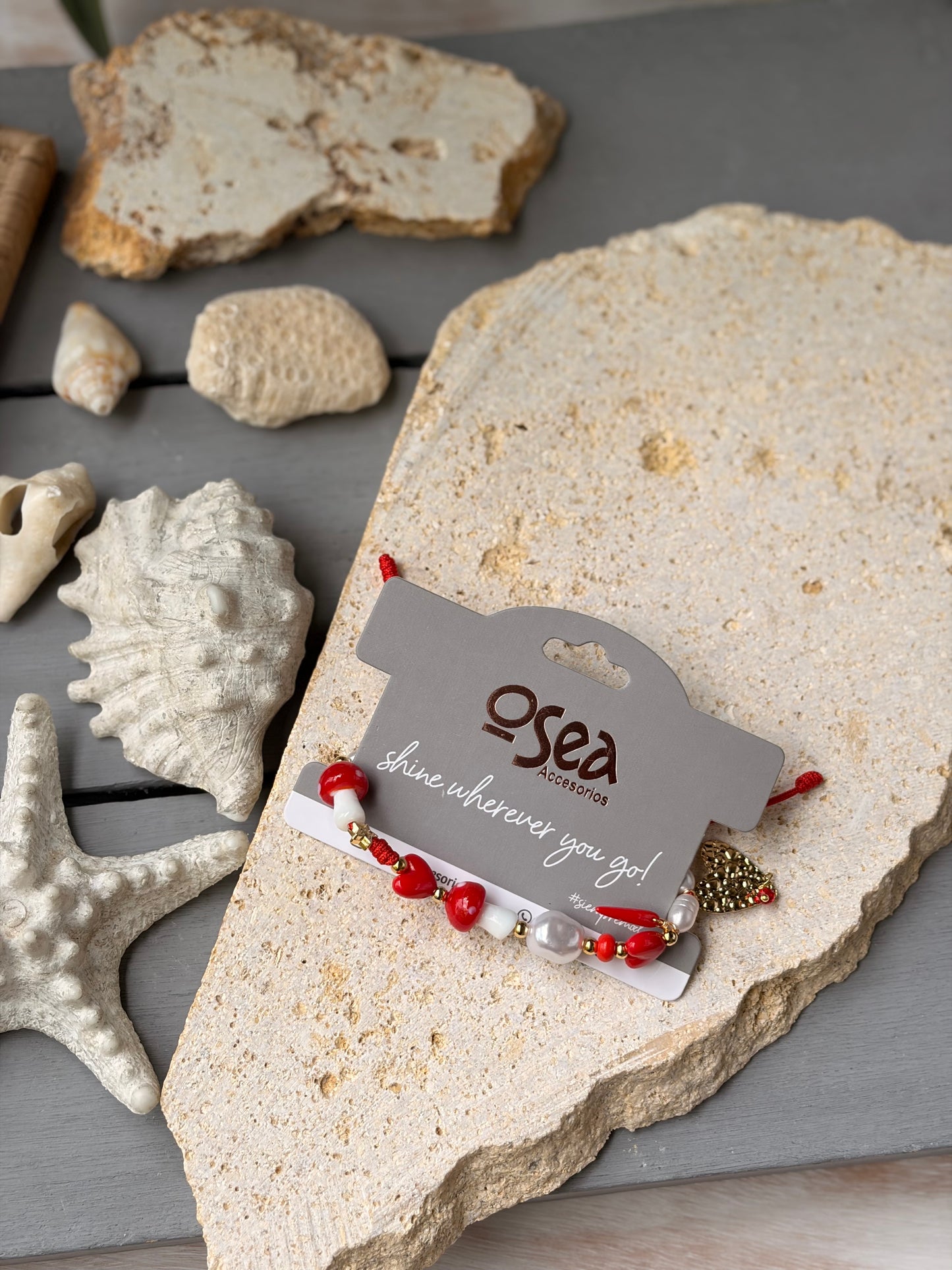 Pulsera en hilo hongos y corazones