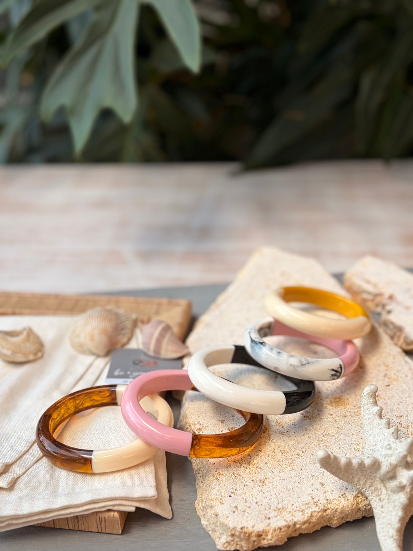 Pulsera ovalada en resina combinada