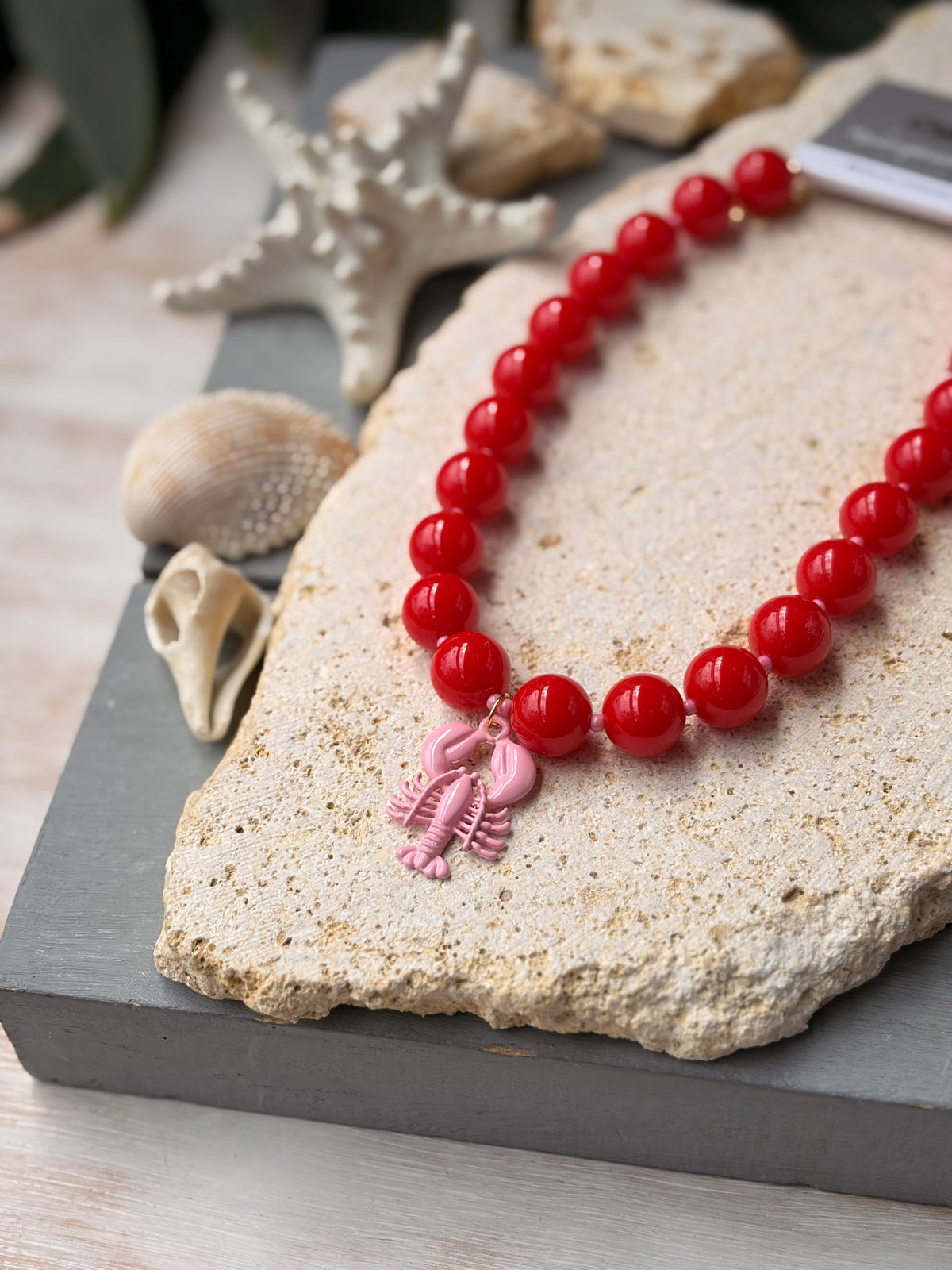 Collar bolas rojas dije langosta rosada esmaltada