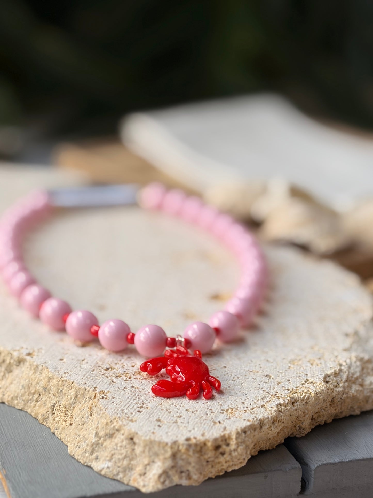 Collar bolas rosadas medianas cangrejo en vidrio