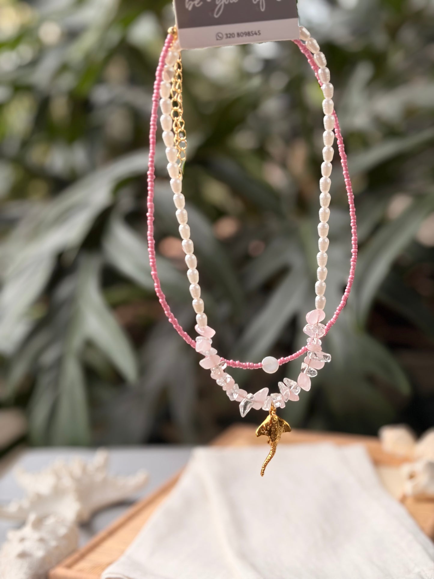 Collar doble rosado mostacillas y piedras dije mantarraya